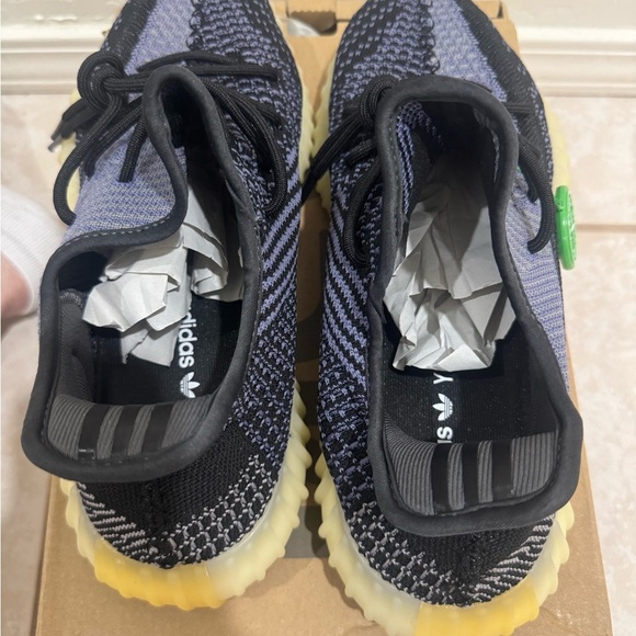 Adidas Yeezy Boost 350 V2 in carbon colorway - Picture 2 of 7